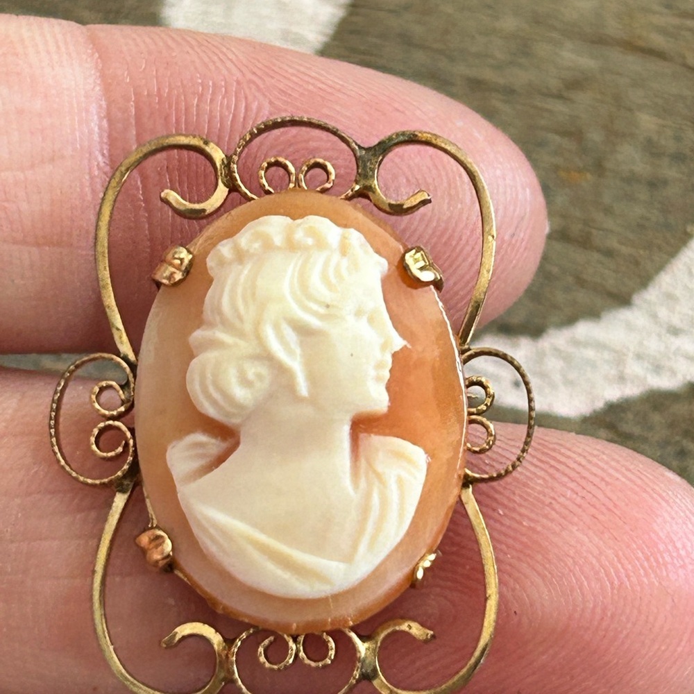 1/20/12KTGF Elegant Gold and Cream Cameo Brooch - Picture 4 of 7